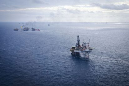 Plataformas petroleras en el yacimiento Ku Maloob Zaap, en el Golfo de México.