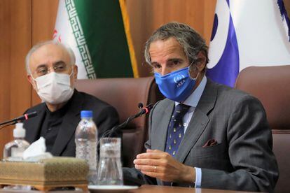 El director del OIEA, Rafael Grossi (a la derecha), junto a su homólogo iraní, Ali Akbar Salehí, este martes en Teherán.