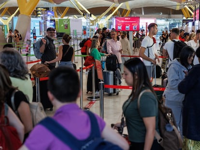 Viajeros el pasado mes de julio en la Terminal 4 de Madrid-Barajas.