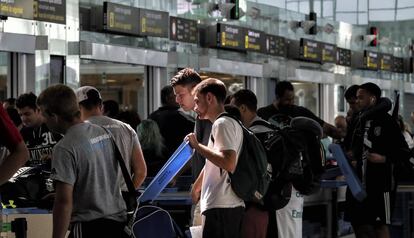 Passatgers a l'aeroport de Barcelona.