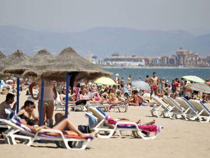 Numerosos valencianos y turistas disfrutan del sol,  en las playas de La Malvarrosa y Las Arenas de Valencia.