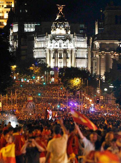 La Cibeles, vista desde la calle de Alcalá hacia Gran Vía, llena de cientos de aficionados celebrando la victoria del Mundial.