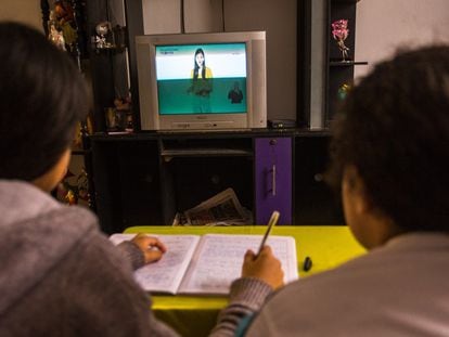 Unos niños siguen una clase virtual desde casa, en Lima (Perú).