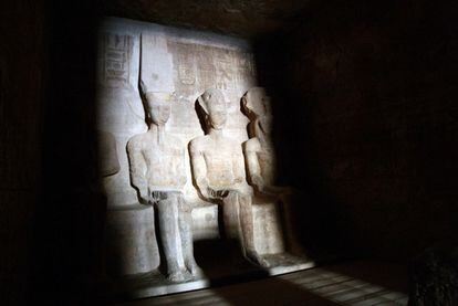 Estatuas de Ramsés II y Amun, en el santuario interior del templo de Abu Simbel.