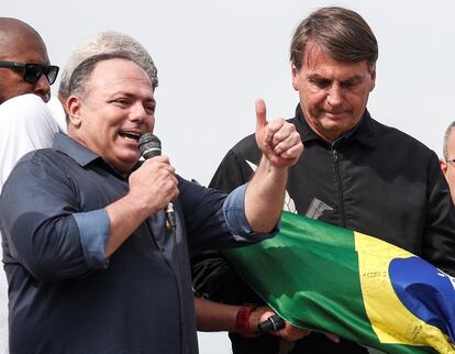 El exministro de Salud, Eduardo Pazuello, habla en una ceremonia que acompañó al presidente Bolsonaro el 24 de mayo.