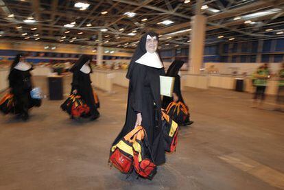 Un grupo de monjas recoge las mochilas que repartirán entre los peregrinos que alojarán en su centro durante la visita del Papa a Madrid.