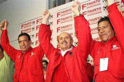 El candidato del PRI a la gobernación de Michoacán, Fausto Vallejo (en el centro).