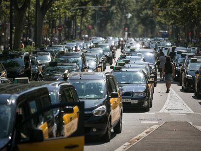Miles de Taxis bloquen la Gran Via, en la imagen, taxistas en la altura de la calle Roger de Lluria.