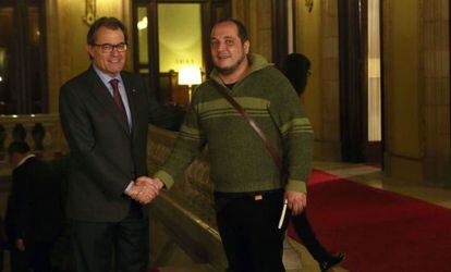 Artur Mas recibe al diputado de la CUP, David Fernández en el Parlament.