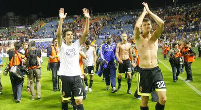 Los jugadores del Zaragoza celebran la permanencia tras ganar al Levante. 