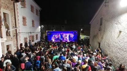 El grupo asturiano Salón Bombé toca en el festival Demanda Folk en 2019, en Tolbaños de Arriba, Burgos.