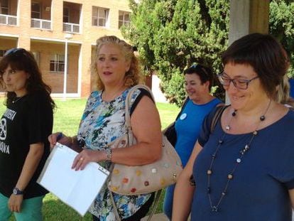 Eva Grimaltos, Loli Tirado y S&ograve;nia Tirado tras registrar sus reclamaciones en la consejer&iacute;a. 