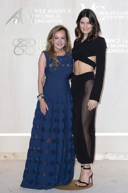 La empresaria alemana Caroline Scheufele y la modelo brasileña Isabeli Fontana posan juntas en la alfombra roja de la gala que tiene como objetivo preservar el planeta.