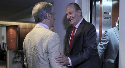 Don Juan Carlos saluda al presidente electo de Uruguay, Tabaré Vázquez, en Montevideo.