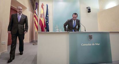 José Ramón Bauzá (derecha) comparece ayer ante la prensa, en presencia de su nuevo vicepresidente, Antonio Gómez.