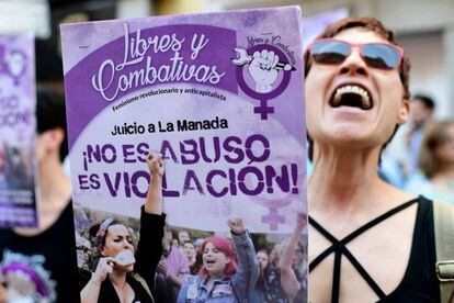 Una mujer grita consignas contra la libertad de La Manada durante la manifestación frente al Ministerio de Justicia, el 22 de junio de 2018.