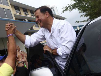 El candidato oposutor Juan Carlos Varela saluda a sus simpatizantes