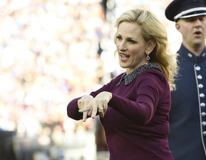 La actriz estadounidense Marlee Matlin traduce en lenguaje de señas la interpretación de 'America the Beautiful' en la apertura del Super Bowl 50.