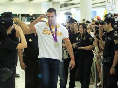 Saúl Craviotto, recibido por sus compañeros de la Policía Nacional tras Londres 2012.