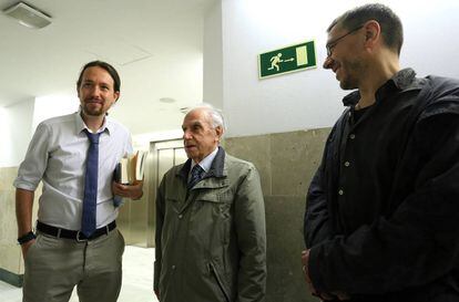 Pablo Iglesias, el fil&oacute;sofo italiano Mario Tronti y Juan Carlos Monedero en el Congreso de los Diputados.