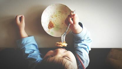 Un niño termina su plato.