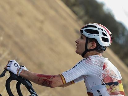 Carlos Rodríguez pedalea herido tras sufrir una caída en la pasada Vuelta.