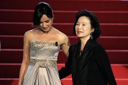 Verónica Sánchez y la actriz surcoreana Yun Jung-hee, durante la inuguración del festival.