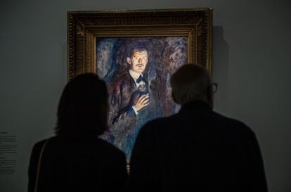 Visitantes delante de 'Autorretrato con cigarrillo', obra de juventud de Edvard Munch, en su exposición en el Museo de Orsay, en París.
