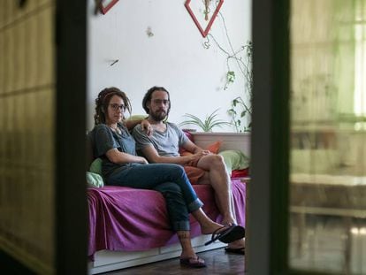 Alpha Mikelinas i Fran Ortega, al pis de Barcelona on viuen i que ara els reclama el propietari.