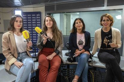 De izquierda a derecha: Victoria Martín y Carolina Iglesias, del podcast 'Estirando el chicle', Nuria Pérez ('Gabinete de curiosidades') y Laura Baena ('Malasmadres') posan en los estudios de la Cadena Ser en Madrid.