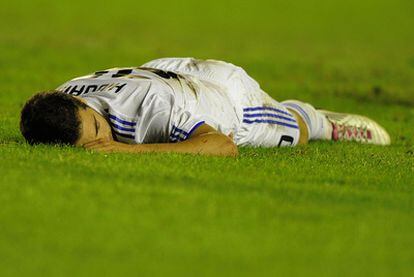 Higuaín, en el césped tras fallar una ocasión contra el Levante.