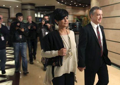 El presidente del PNV, Iñigo Urkullu llega con su esposa a Sabin Etxea para seguir el escrutinio.