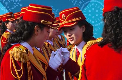 229 mujeres conocidas en Corea del Sur como "el ejército de las bellezas". Así han etiquetado a la delegación de animadoras que Corea del Norte ha enviado a Pyeongchang para participar en la ceremonia inaugural de los Juegos Olímpicos de invierno. En la imagen, el grupo preparándose para actuar con su banda en la Villa Olímpica de Gangneung.
