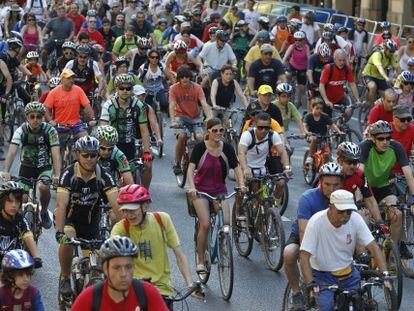 Miles de personas dieron su vuelta particular por Barcelona en el final de la Semana de la Bici.