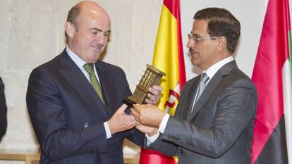 El ministro de Economía y Competitividad, Luis de Guindos (i), junto al ministro de Economía de Emiratos Sultan bin Saeed Al Mansoori (d), tras la reunión de la Comisión Mixta España-Emiratos Árabes Unidos