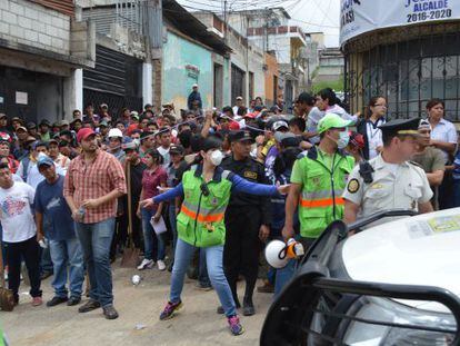 Decenas de voluntarios aguardan su turno para poder ingresar al &aacute;rea devastada. 