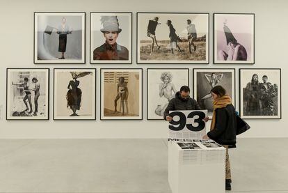 Dos personas observan las obras en la exposición ‘Steven Meisel 1993 A Year in Photographs’, durante la presentación de la muestra este 18 de noviembre.