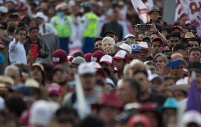 Arropado por los aplausos de miles de asistentes y de los principales miembros de su Gabinete el mandatario ha aprovechado el mitin para subrayar lo que califica como aciertos de su mandato: el subsidio a las gasolinas, la dispersión de millones de pesos en pensiones y programas sociales. En la imagen, seguidores de López Obrador en el Zócalo de Ciudad de México.