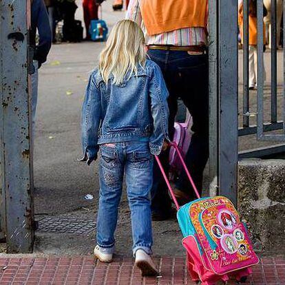 Una niña entra en el colegio público San Martín de  Vitoria.