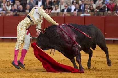 David Mora entra a matar a el primer toro de su lote.