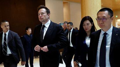El empresario y consejero delegado de Tesla, Elon Musk, abandona este miércoles un hotel en Pekín.