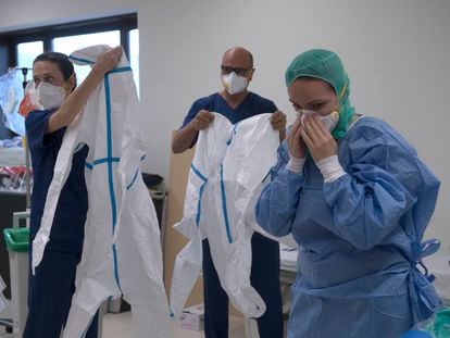 Sanitarios se protegen para tratar a un paciente de coronavirus en el hospital Los Arcos de San Javier (Murcia).