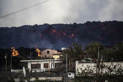La lava devora varias viviendas en Todoque el 27 de octubre.