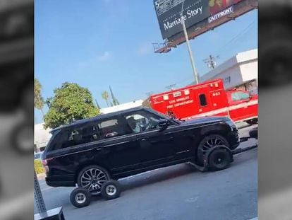 En vídeo, la grabación que se ha vuelto viral en redes sociales y que muestra a Justin Bieber y James Corden siendo remolcados por un segundo vehículo.
