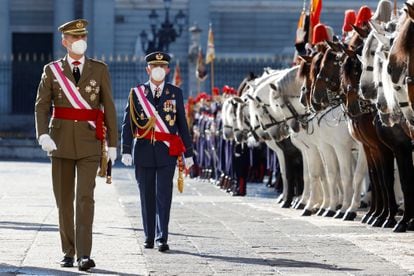 Felipe VI reviews the troops in the Plaza de la Armería.
