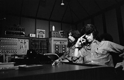 Phil Spector (izquierda) en un estudio de grabación junto a George Harrison.