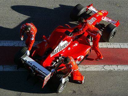 El Ferrari de Michael Schumacher, en el circuito de Montmeló, tras una sesión de entrenamiento.