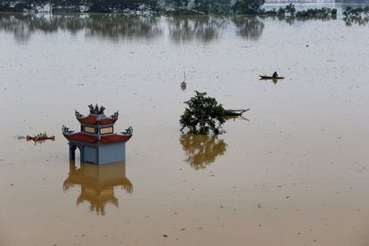 Un granjero pescando en un pueblo inundado tras el paso de una tormenta tropical en Hanoi, Vietnam.