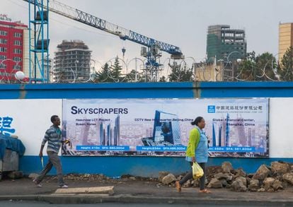 Unos etíopes pasan por delante de un cartel de una construcción china en Adís Abeba.