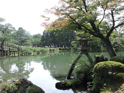 Linterna de piedra en el jardín Kenrokuen.